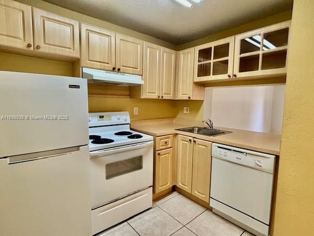This one-bedroom, one-bathroom apartment offers both comfort and convenience. It features a functional kitchen and a spacious balcony with stunning views of the tennis courts.
The condominium boasts excellent amenities, including a fully equipped gym, an Olympic-sized pool, and ample visitor parking. The apartment includes two parking spaces, one of which is assigned for your convenience. Ideally located, close to the airport, Dolphin Mall, and with easy access to the 836 and Palmetto Expressway.
