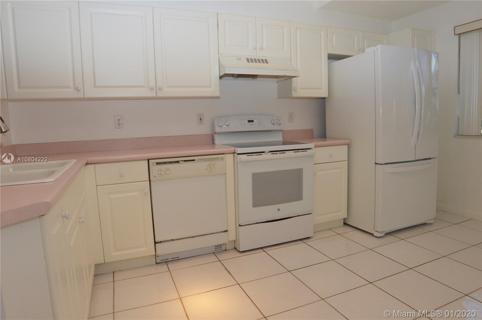 HOLLYWOOD LAKES COUNTRY C - Residential