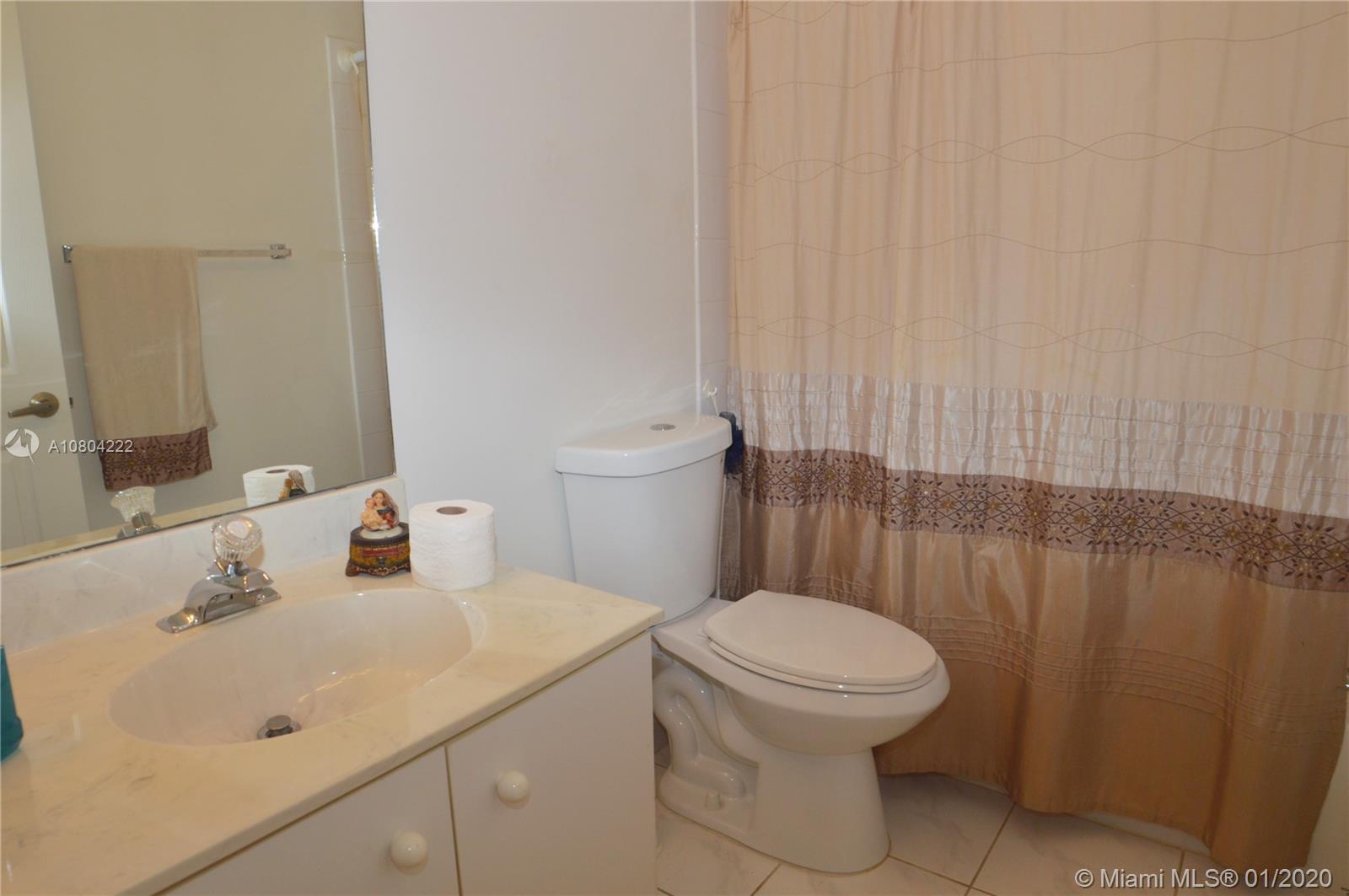 HOLLYWOOD LAKES COUNTRY C - Residential