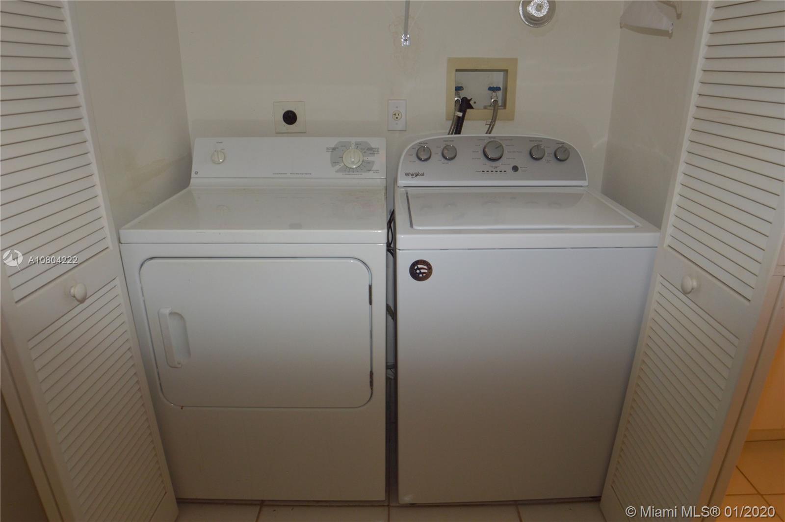 HOLLYWOOD LAKES COUNTRY C - Residential