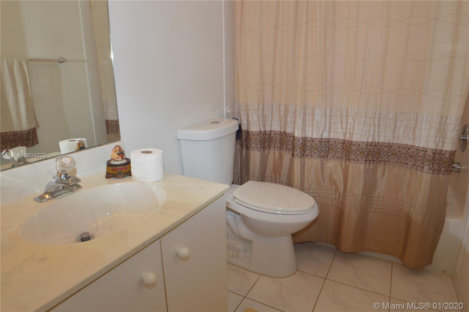 HOLLYWOOD LAKES COUNTRY C - Residential