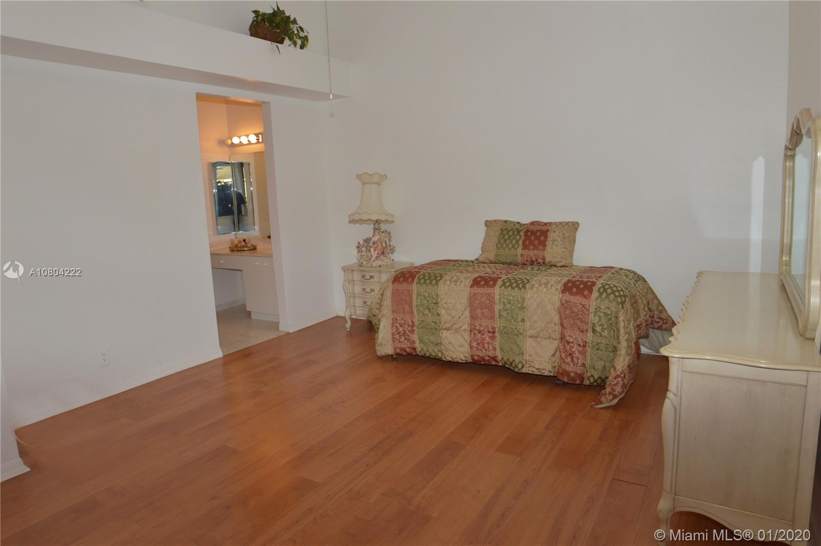 HOLLYWOOD LAKES COUNTRY C - Residential