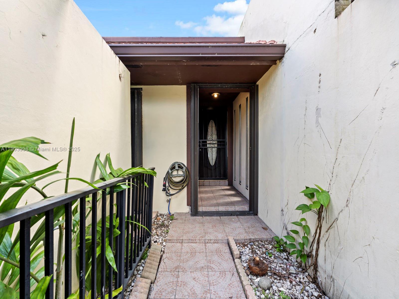 TOWNHOMES OF COUNTRY LAKE - Residential