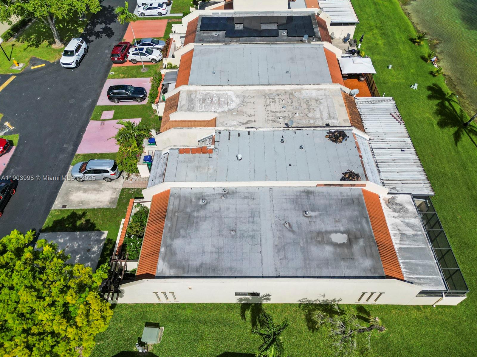 TOWNHOMES OF COUNTRY LAKE - Residential