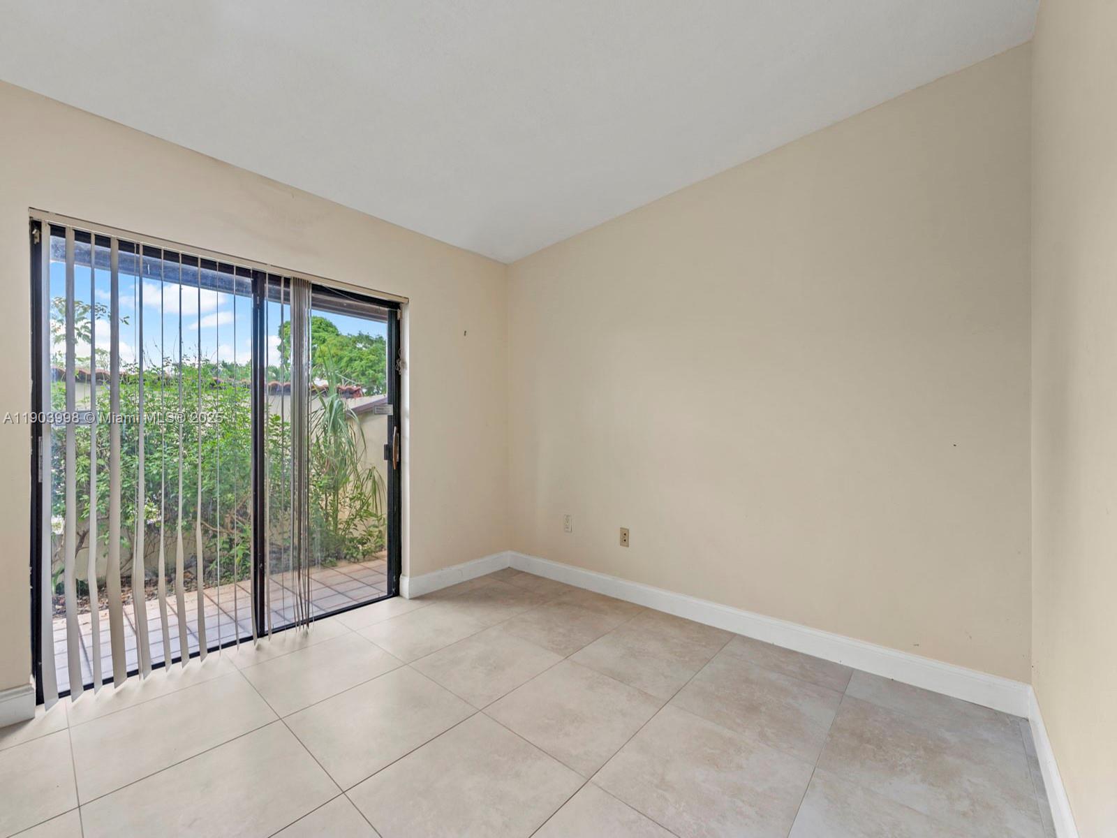 TOWNHOMES OF COUNTRY LAKE - Residential