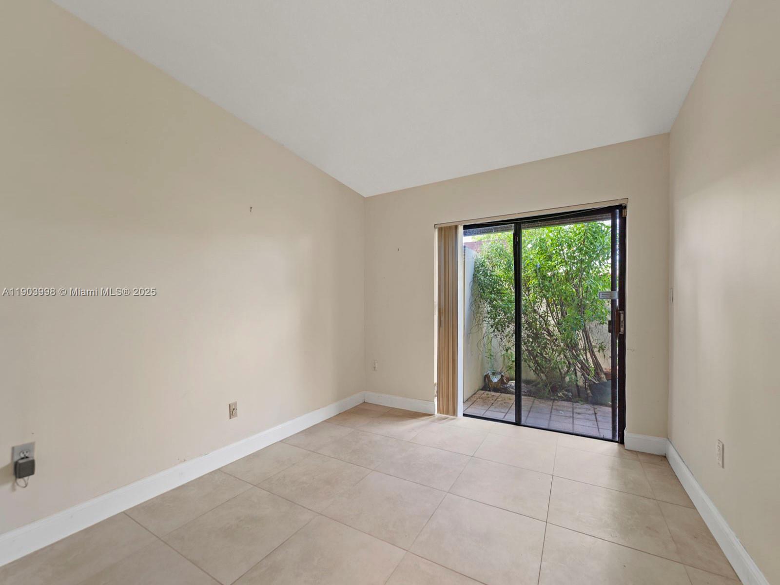 TOWNHOMES OF COUNTRY LAKE - Residential