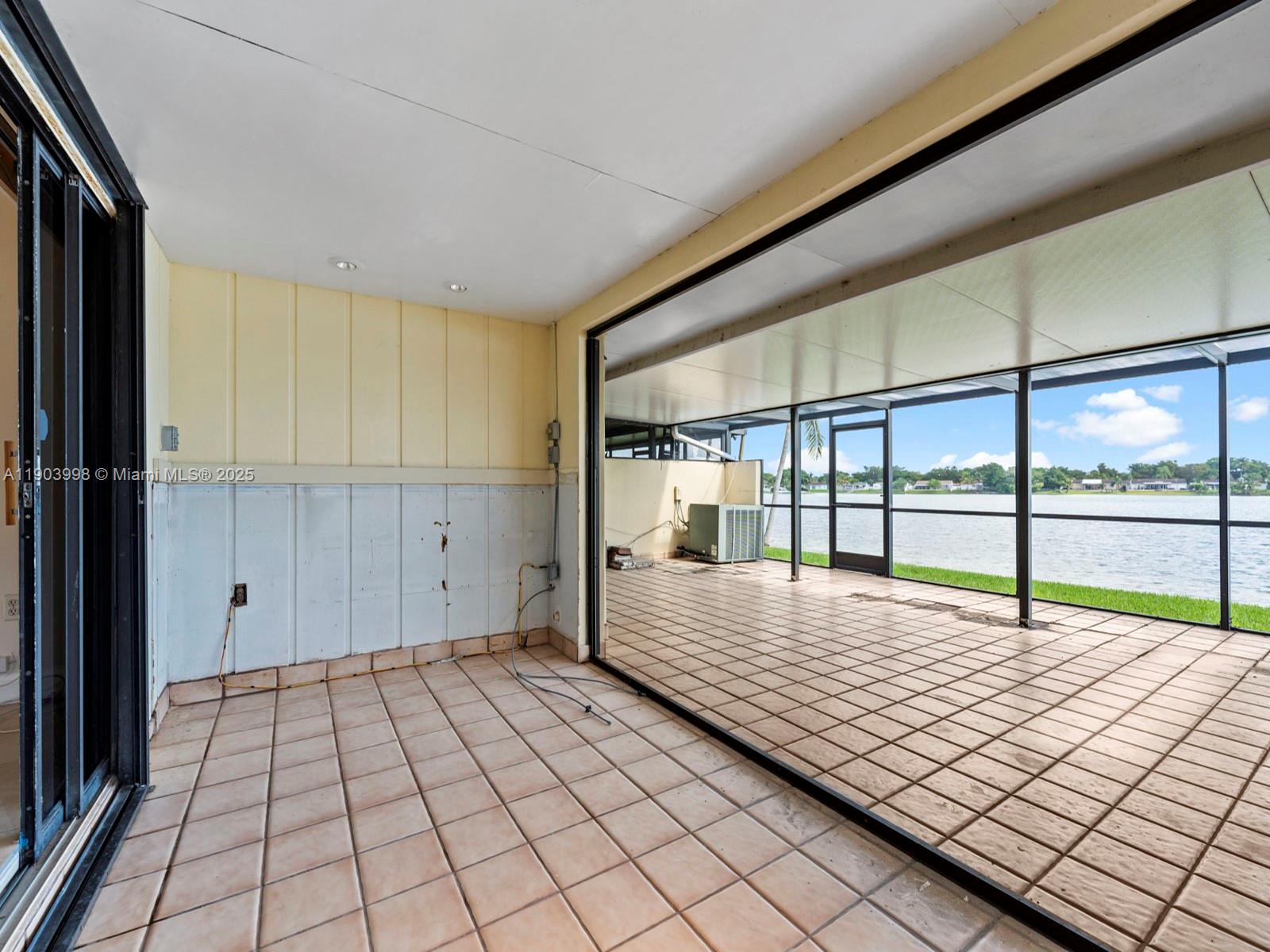 TOWNHOMES OF COUNTRY LAKE - Residential