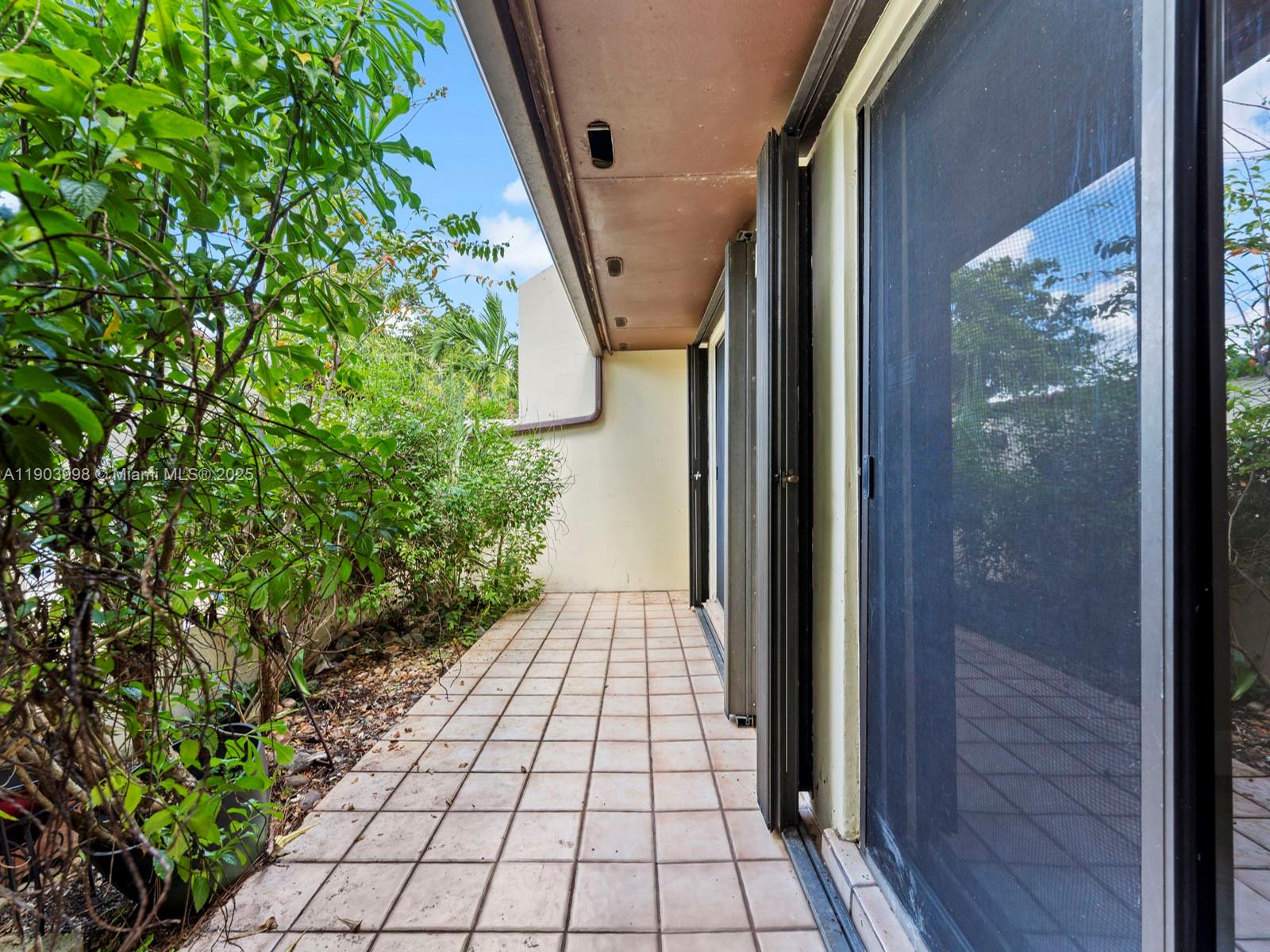 TOWNHOMES OF COUNTRY LAKE - Residential