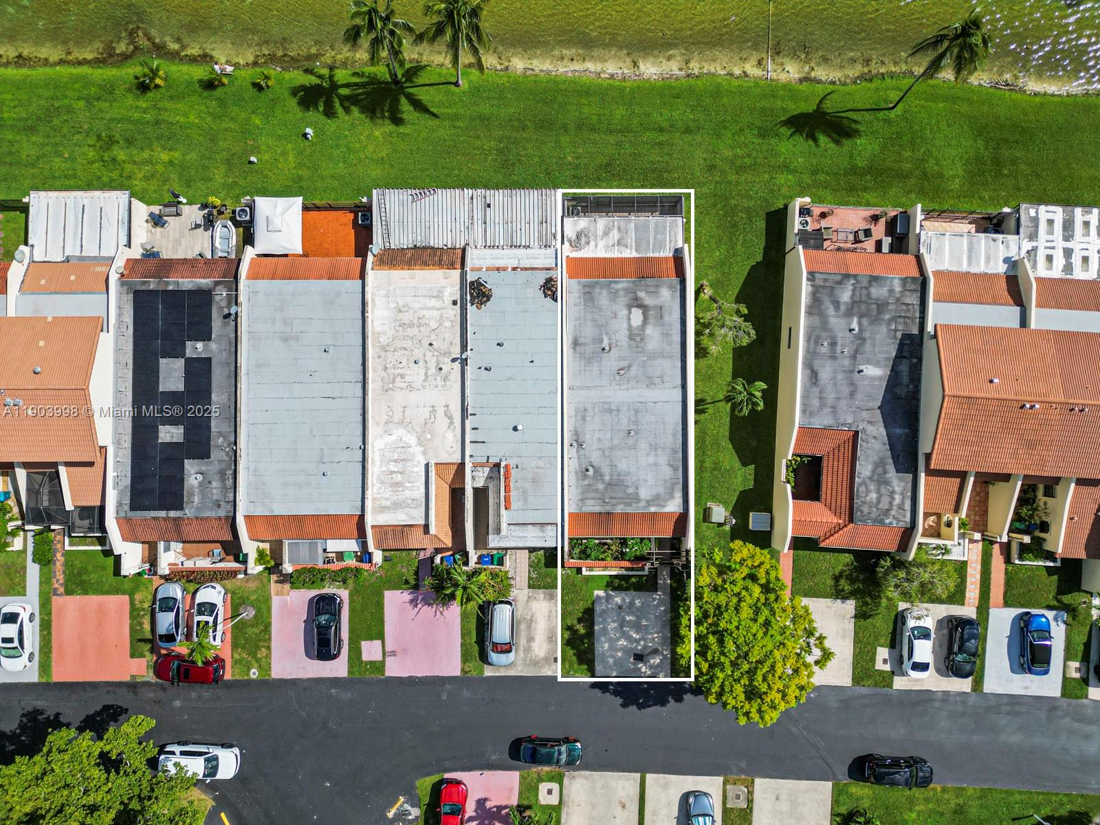 TOWNHOMES OF COUNTRY LAKE - Residential