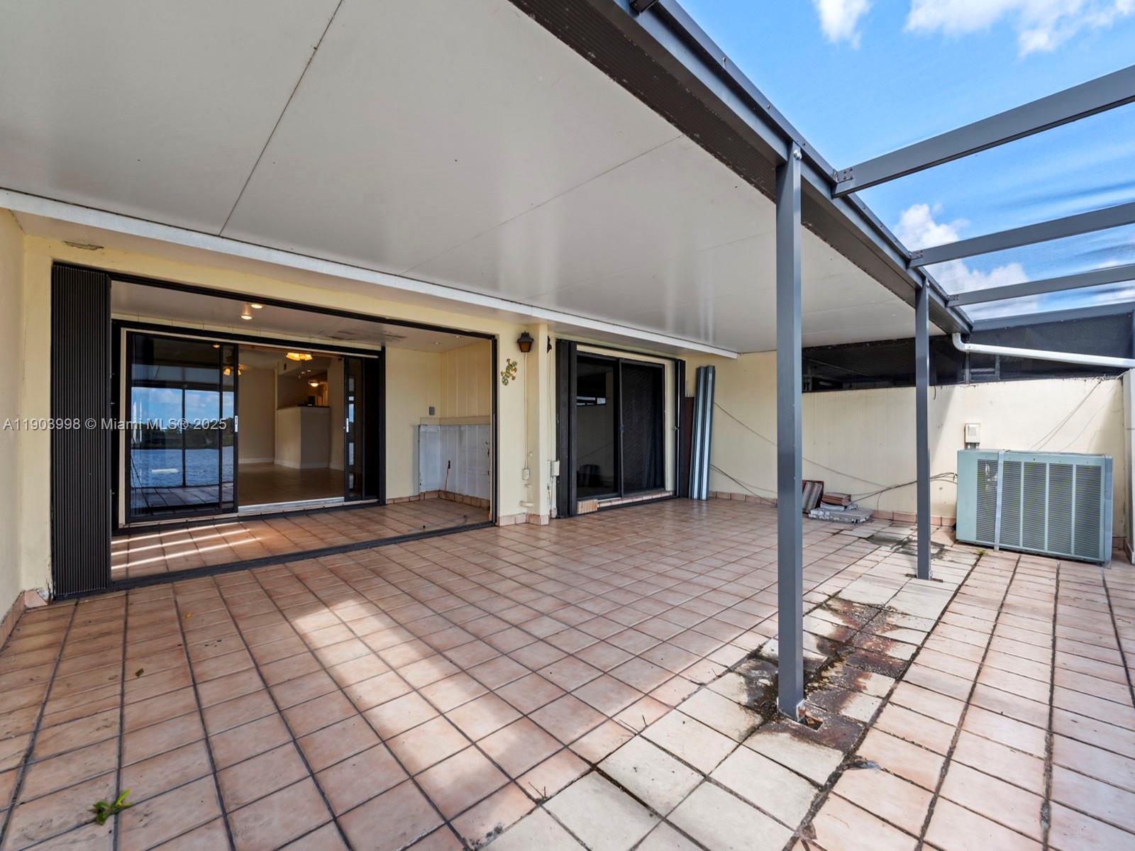 TOWNHOMES OF COUNTRY LAKE - Residential