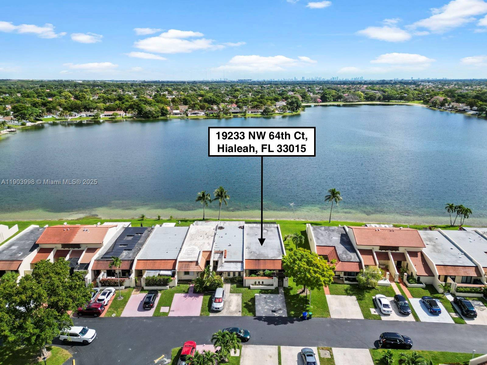 TOWNHOMES OF COUNTRY LAKE - Residential