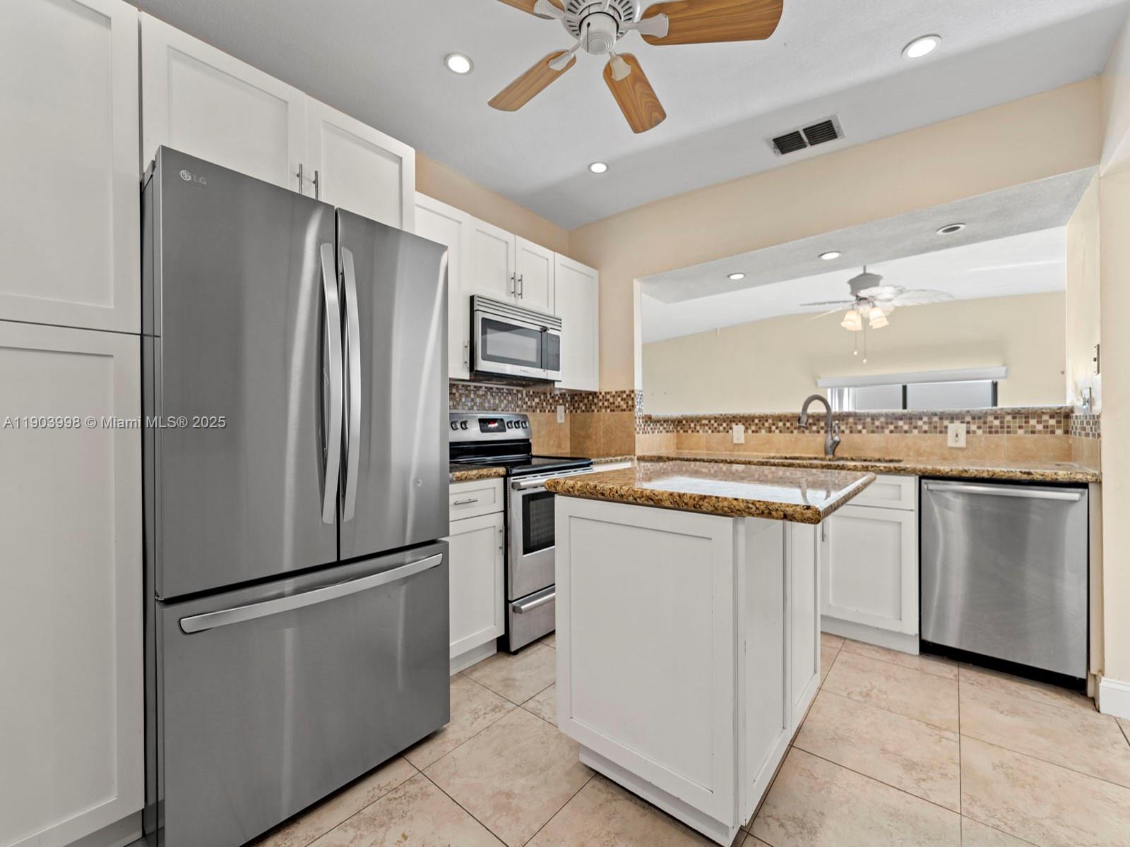 TOWNHOMES OF COUNTRY LAKE - Residential