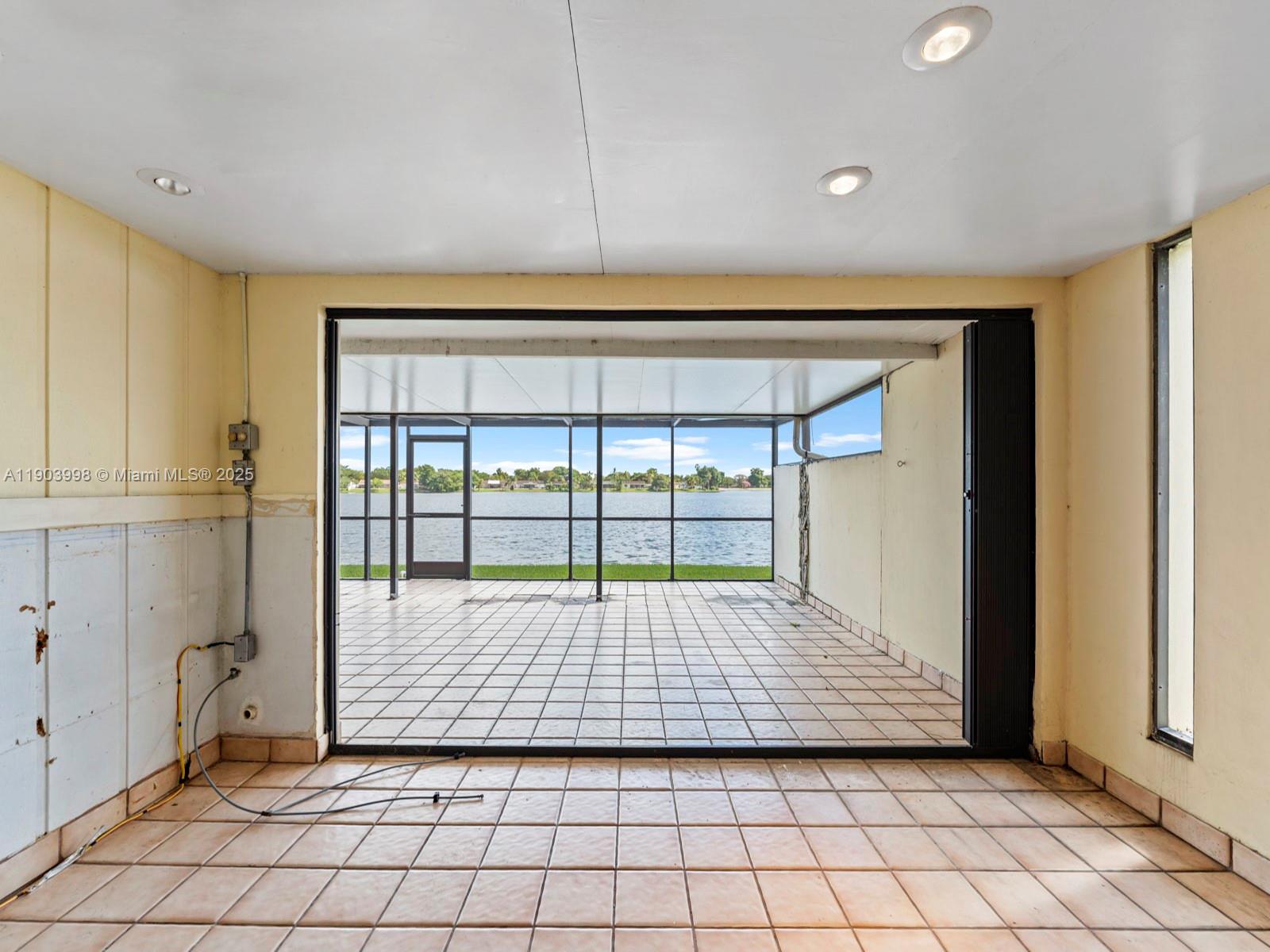 TOWNHOMES OF COUNTRY LAKE - Residential