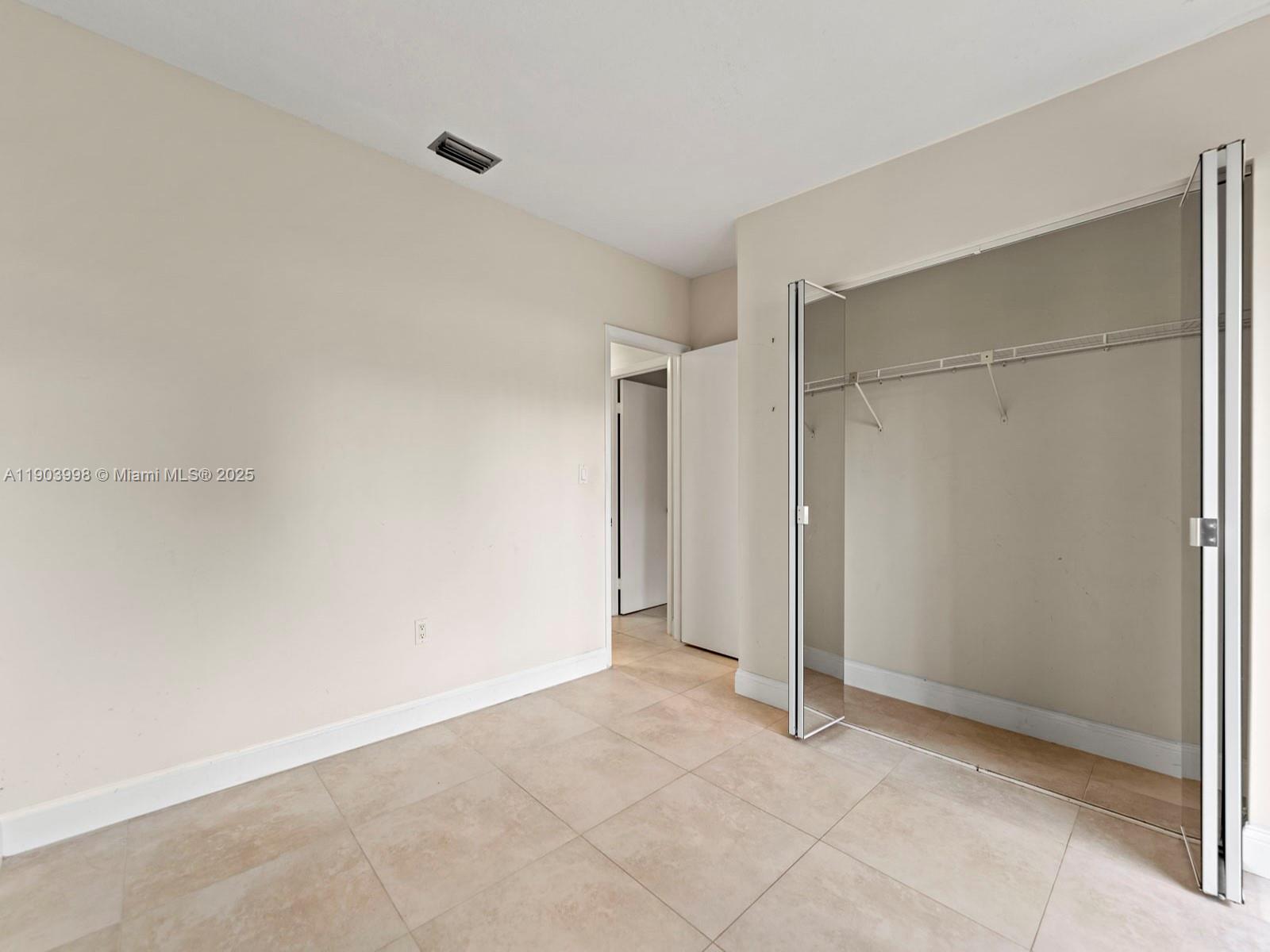 TOWNHOMES OF COUNTRY LAKE - Residential