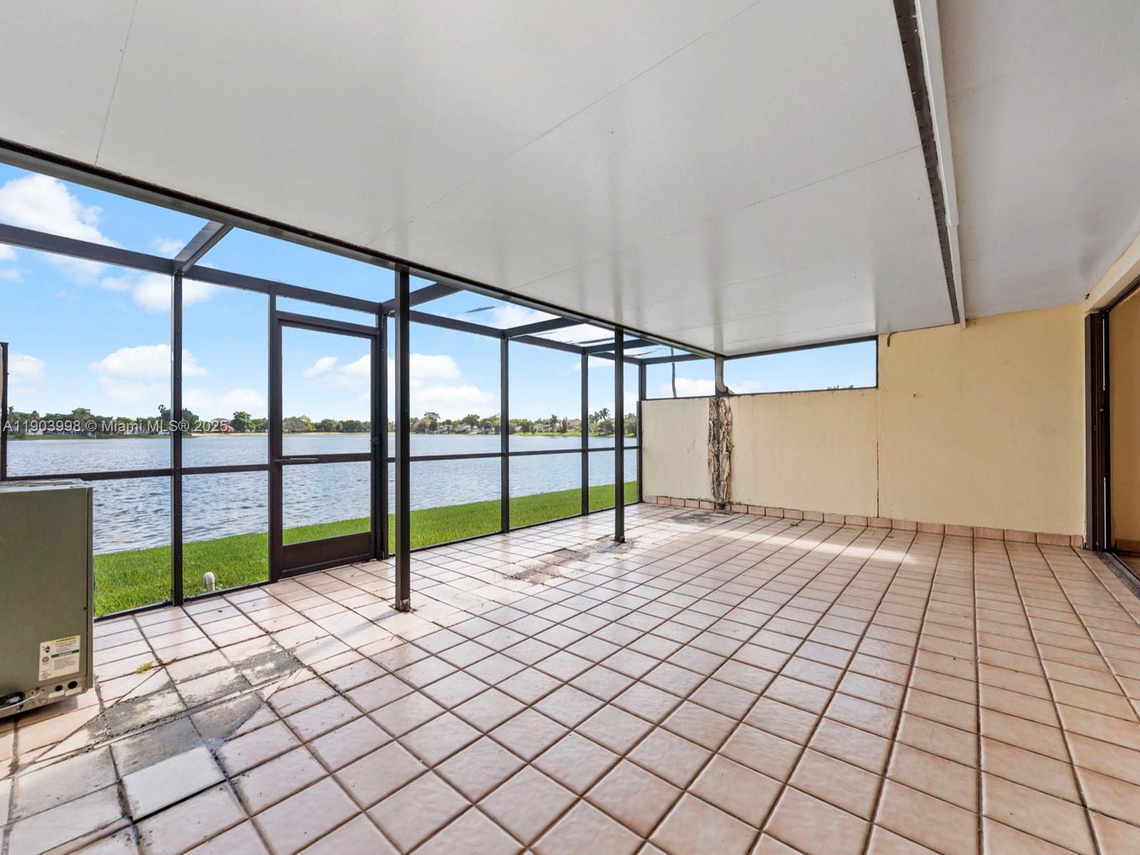 TOWNHOMES OF COUNTRY LAKE - Residential