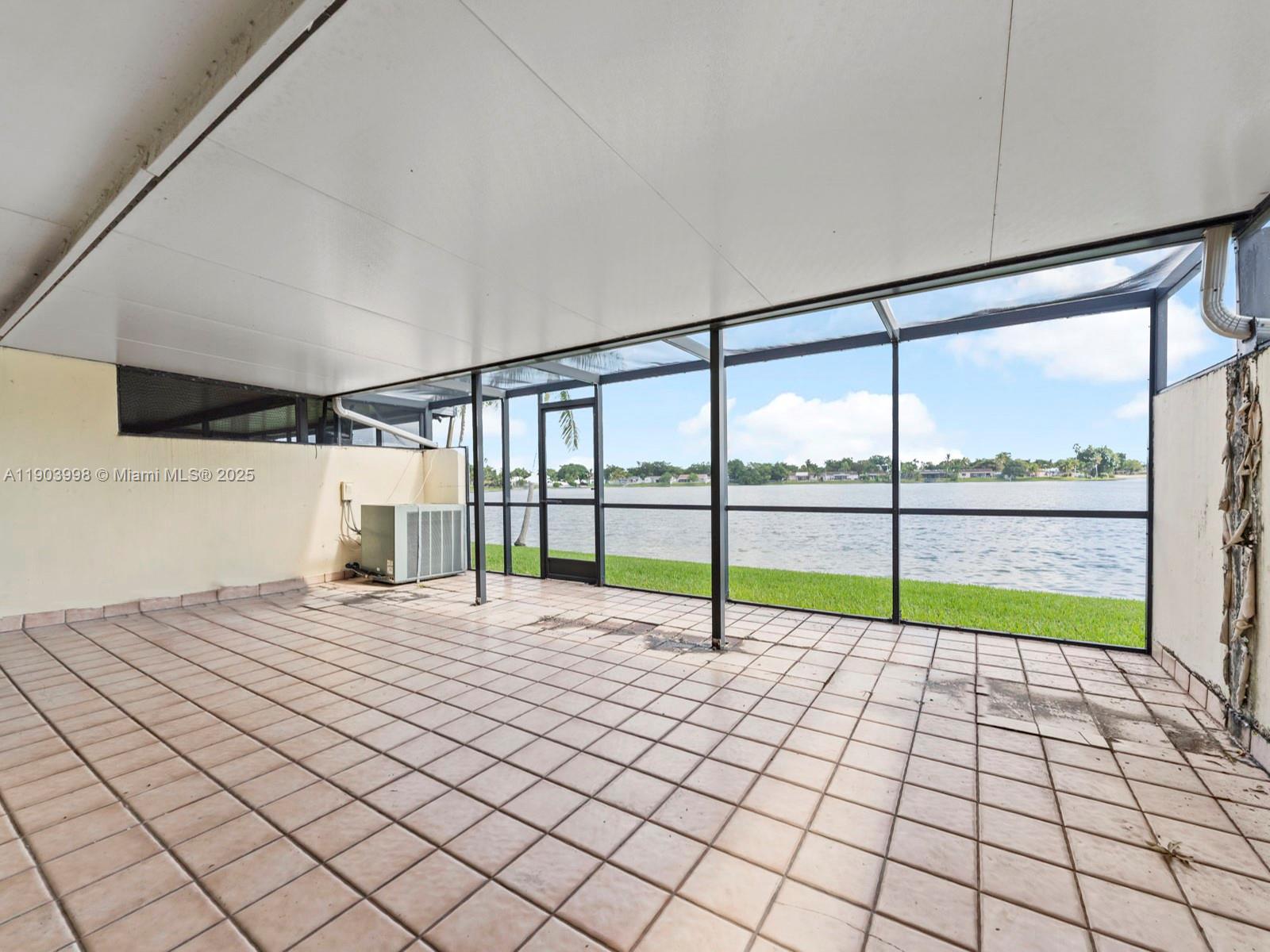 TOWNHOMES OF COUNTRY LAKE - Residential