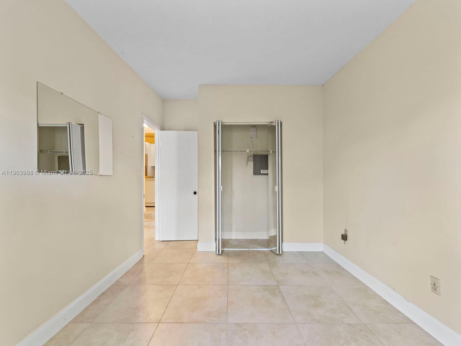 TOWNHOMES OF COUNTRY LAKE - Residential