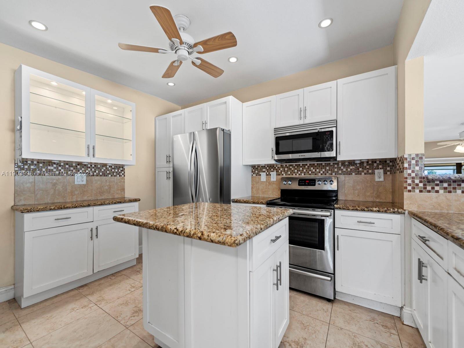 TOWNHOMES OF COUNTRY LAKE - Residential