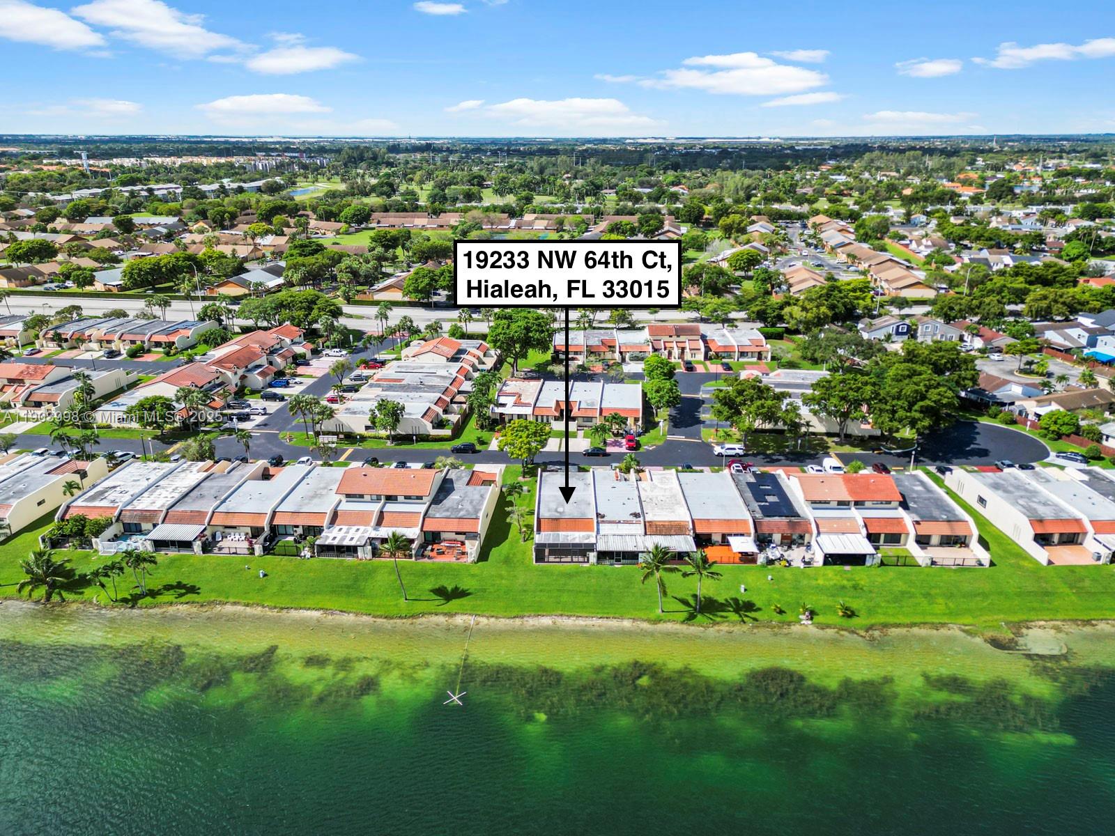 TOWNHOMES OF COUNTRY LAKE - Residential