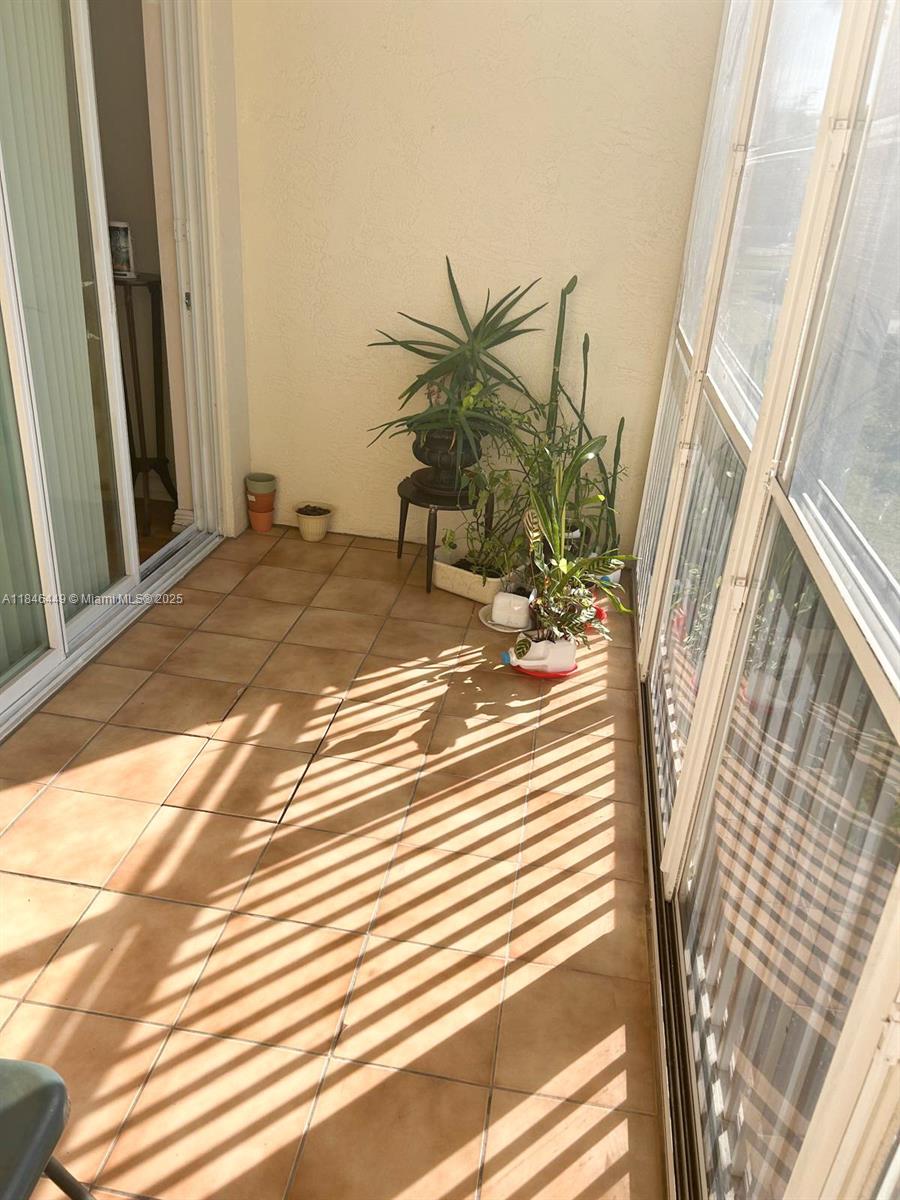 SOUTHAMPTON CONDOMINIUM - Residential