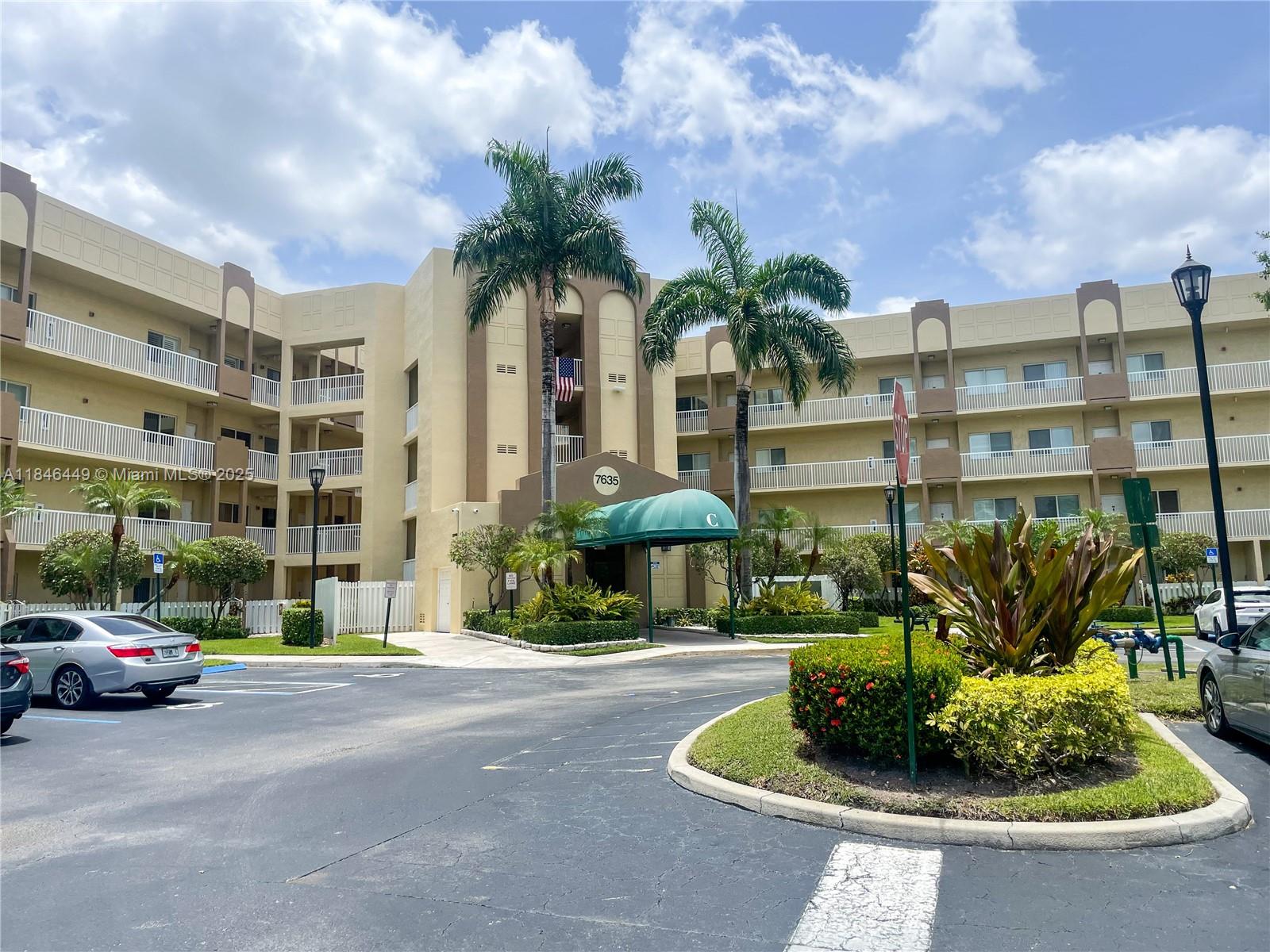 Don't miss this oversized 2Bed 2Bath + Den Corner unit located in the sought after Southampton- Kings Point 55+ Community. Enjoy cooking in the gourmet kitchen featuring stainless steel appliances with an open layout perfect for entertaining. This spacious floor plan has ample storage and abundant natural light. Wether you are seeking a seasonal getaway or a full time residence, This home is move in ready and offers everything you need to enjoy the Florida lifestyle.