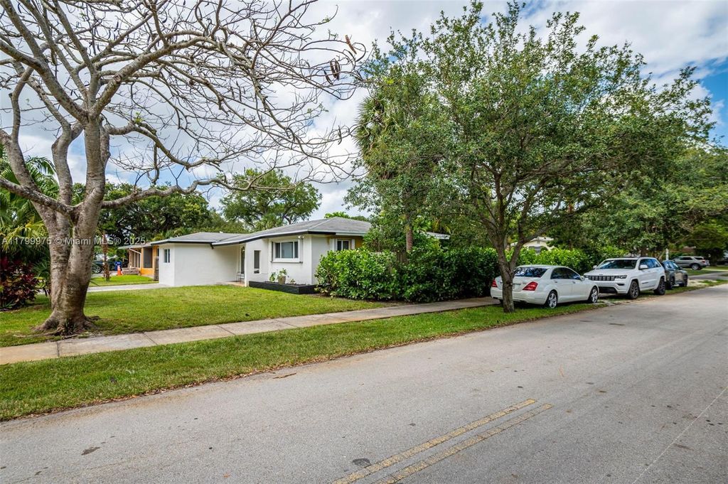 Photo of 1620 SW 33rd Ave, Fort Lauderdale, FL 33312 (MLS # A11799975)