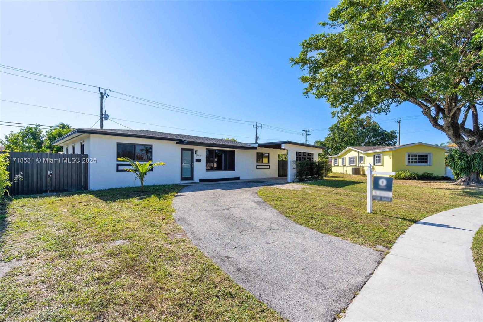 6960 Sw 8th St, Pembroke Pines, Miami-Dade County, Florida - 3 Bedrooms  
2 Bathrooms - 