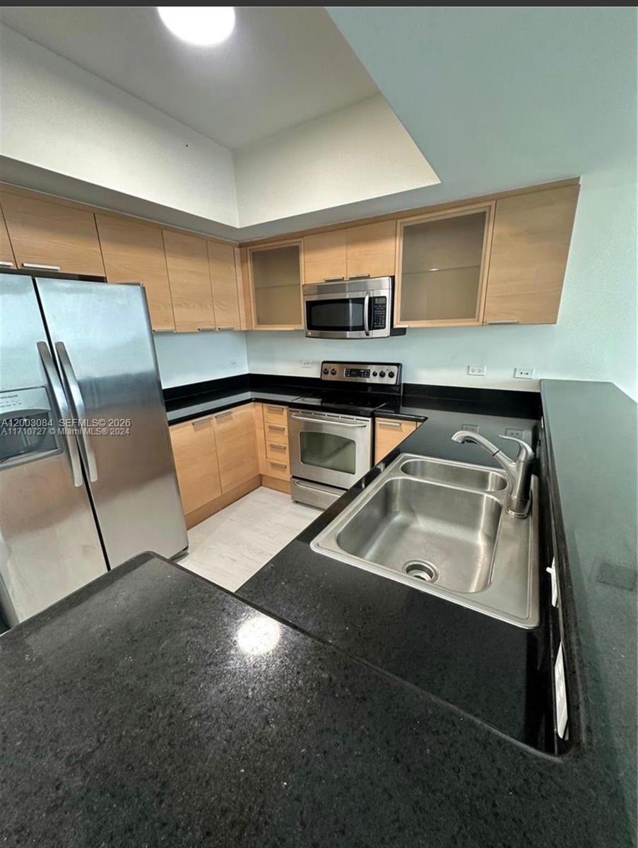 HOLLYWOOD STATION RES CON - Residential Lease