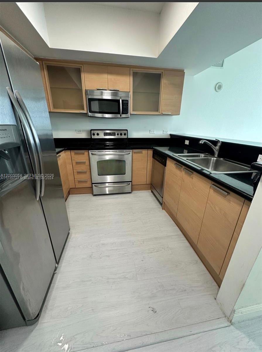 HOLLYWOOD STATION RES CON - Residential Lease