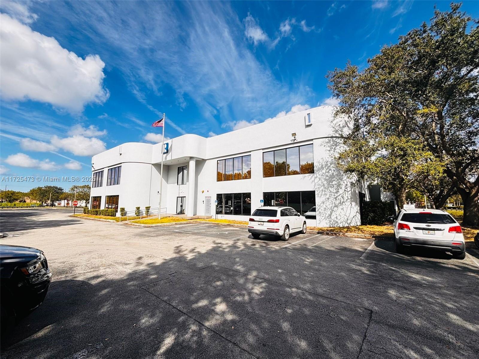Spacious and versatile office space for lease in Pembroke Pines!
Located at 701 Promenade Drive, Suite 250, this 1,670 square foot office is perfect for medical use, professional services, or even as a dance or martial arts academy. Situated on the second floor of a well-maintained building, strategically located between Promenade Drive and Palm Avenue, this space offers excellent accessibility, visibility, and a prime location.
The building features a large parking area, making it convenient for clients, students, or employees. This office provides the perfect flexibility to establish your business, expand a professional practice, or start a new academy in a thriving and well-connected environment.