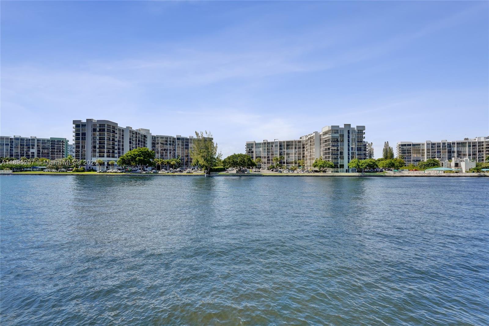 RESIDENCES ON HOLLYWOOD B - Residential