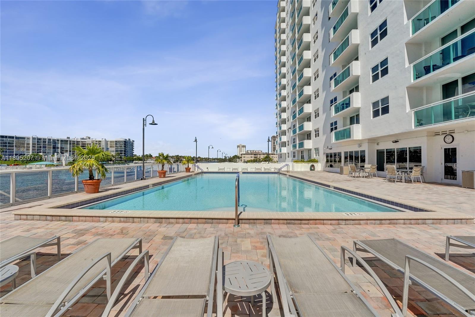 RESIDENCES ON HOLLYWOOD B - Residential