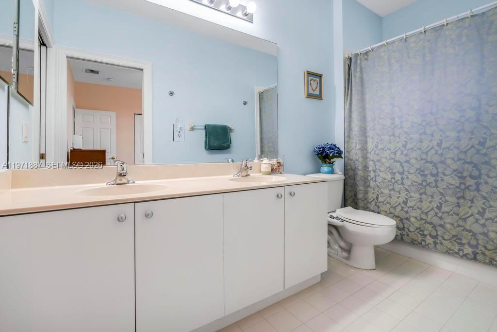 SUNSET LAKES - Residential