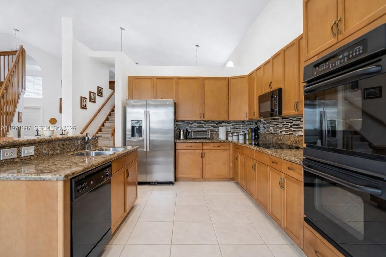 SUNSET LAKES - Residential