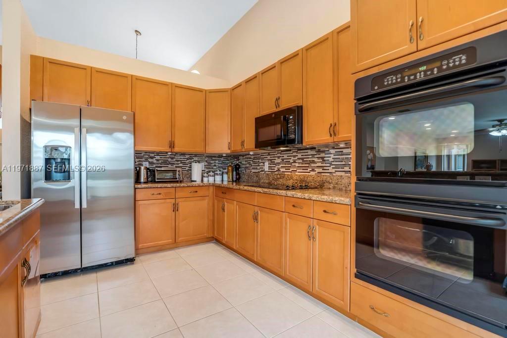 SUNSET LAKES - Residential