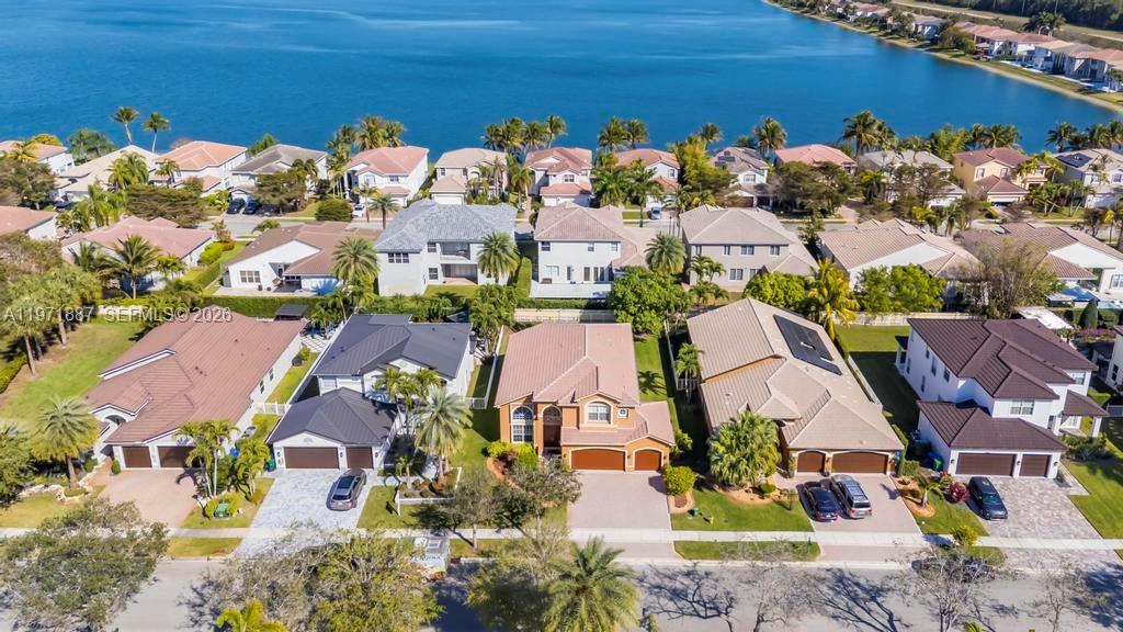 SUNSET LAKES - Residential