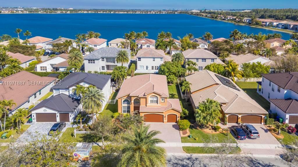 SUNSET LAKES - Residential