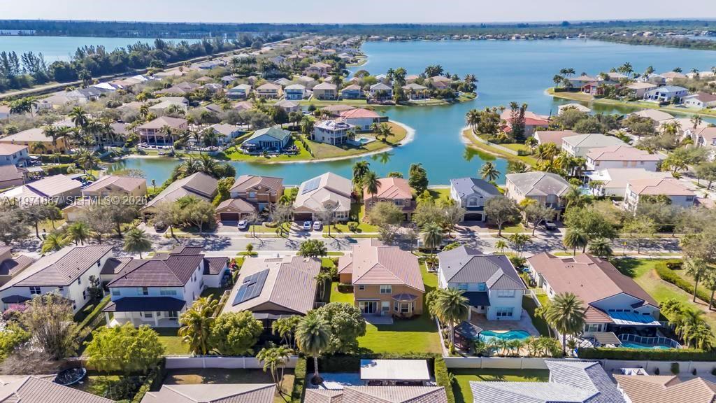 SUNSET LAKES - Residential