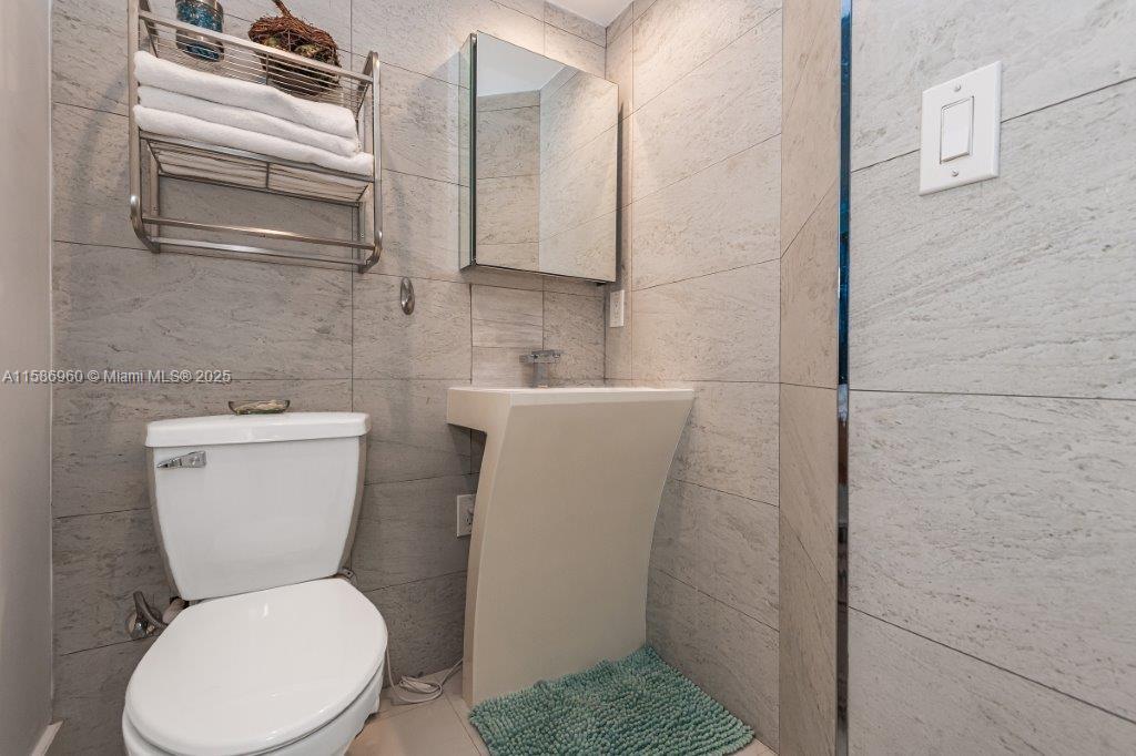 RONEY PALACE CONDO - Residential Lease