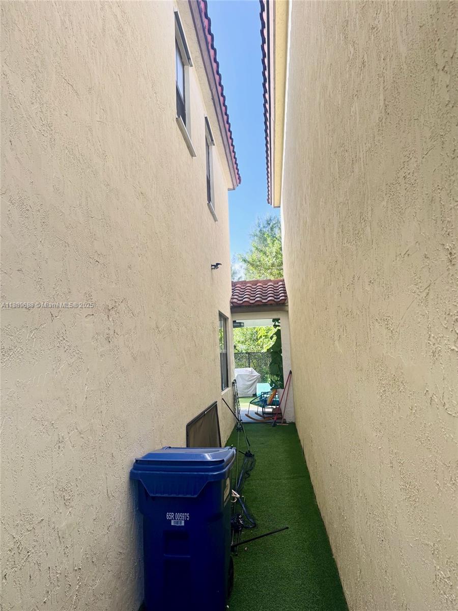 VINTAGE PLACE - Residential Lease