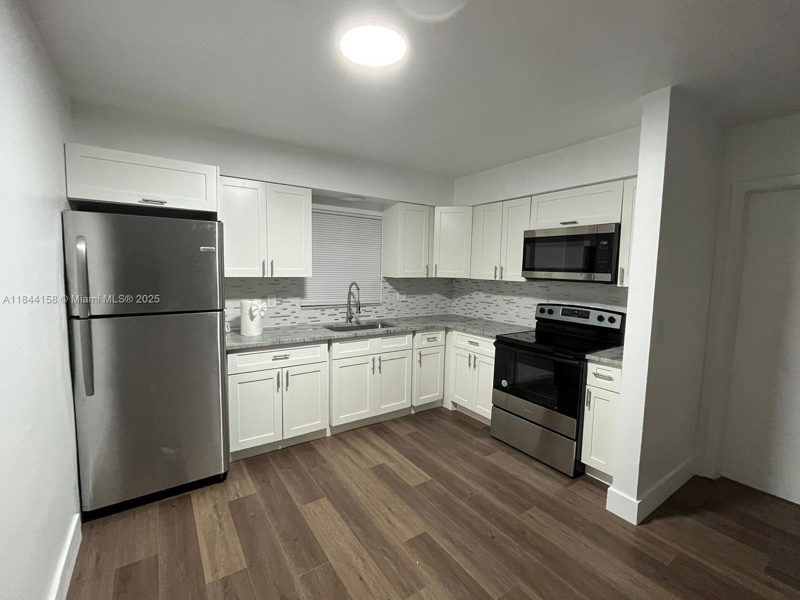 Garden view apartment. Totally renovated 1/1 unit. Kitchen with wood cabinet, granite counter, stainless steel appliances. New bathroom, laminate floor. Freshly painted. Luminous unit. Walking closet. Water included in rental price. No application fee. Fast approval.