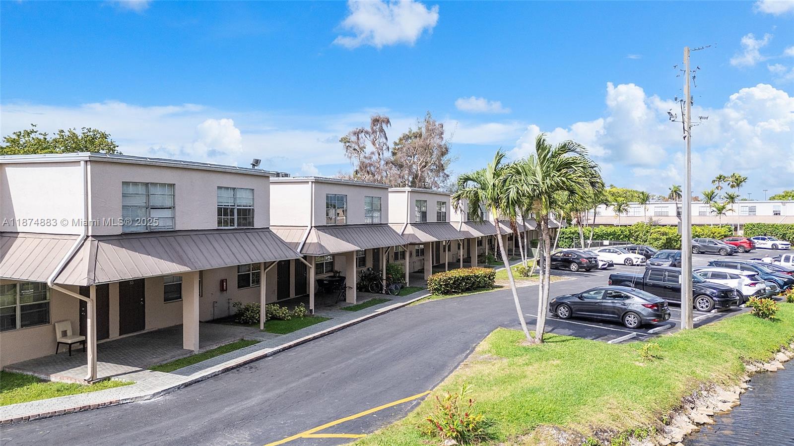 Spacious two-story townhouse in Oakland Park 2 beds 2 baths, wash and dryer hook up