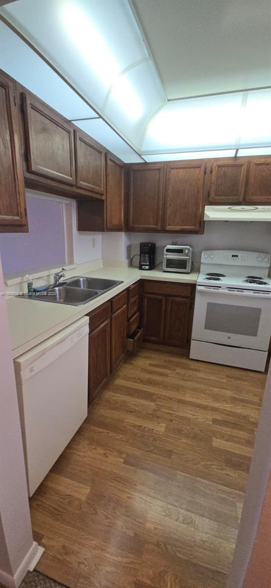 SHERWOOD SQUARE CONDOMINI - Residential Lease