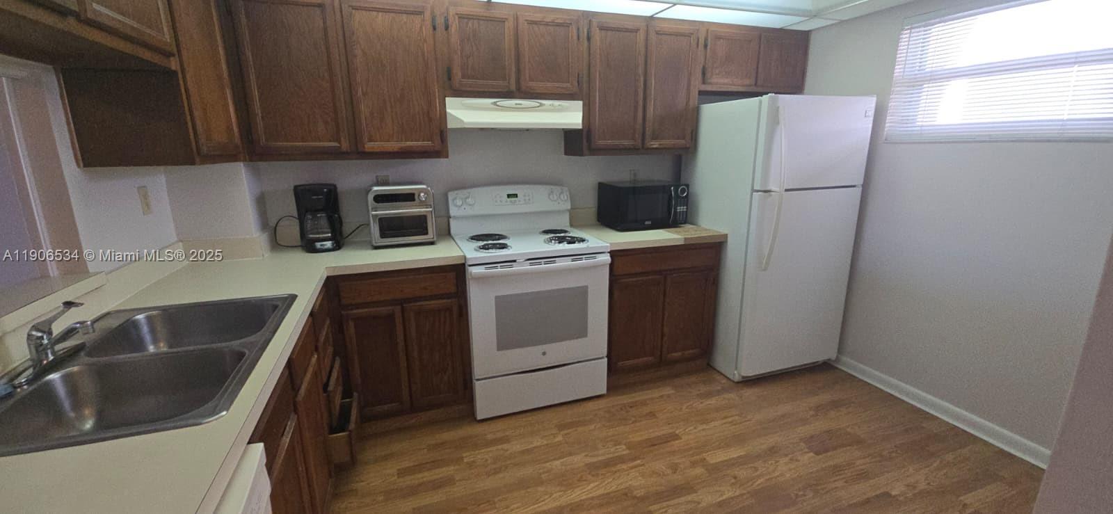 SHERWOOD SQUARE CONDOMINI - Residential Lease