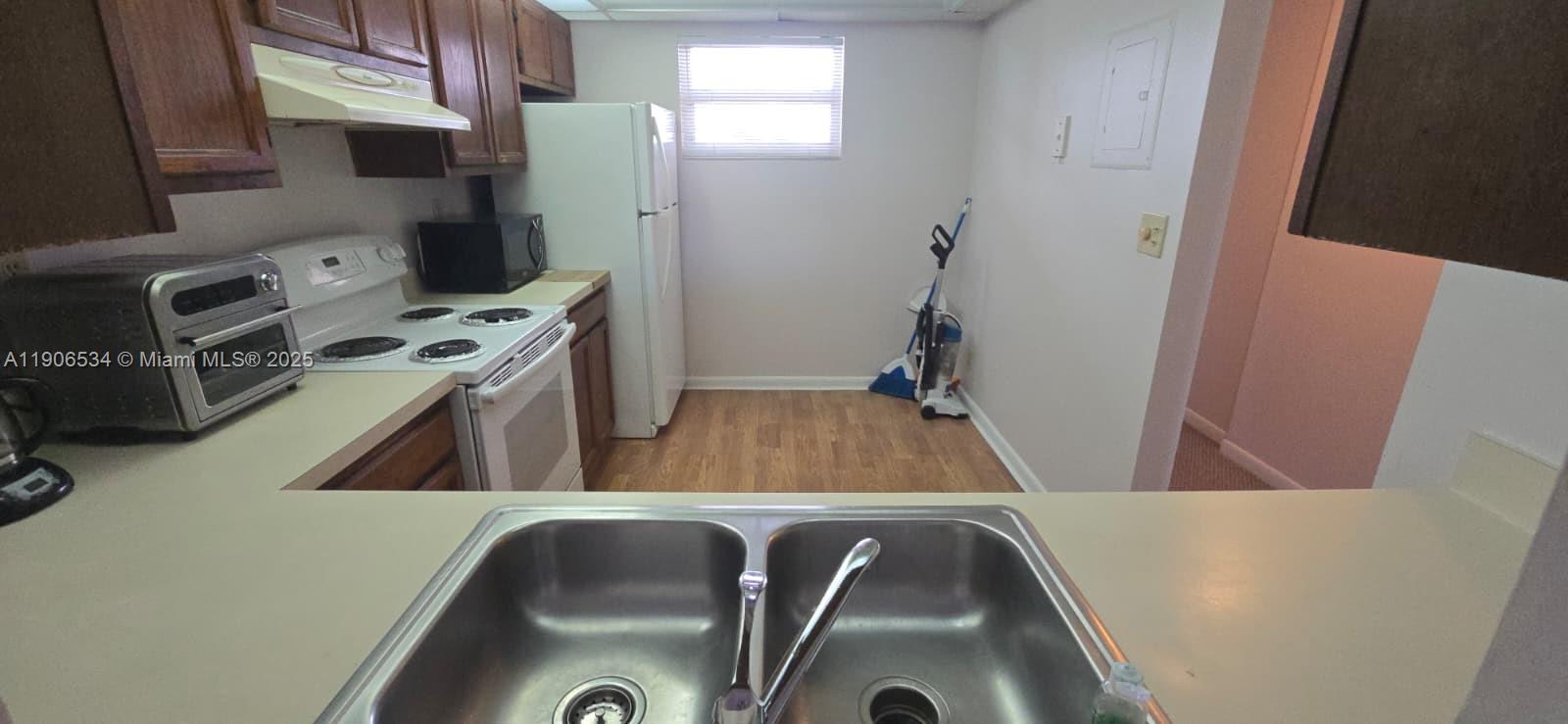 SHERWOOD SQUARE CONDOMINI - Residential Lease