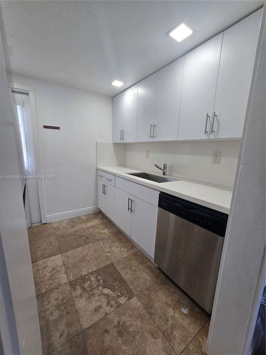 Amazing First Floor Unit with 2 entrances. Spacious and in the Best Location Of Hollywood. 1 Parking assigned, water and Trash Included