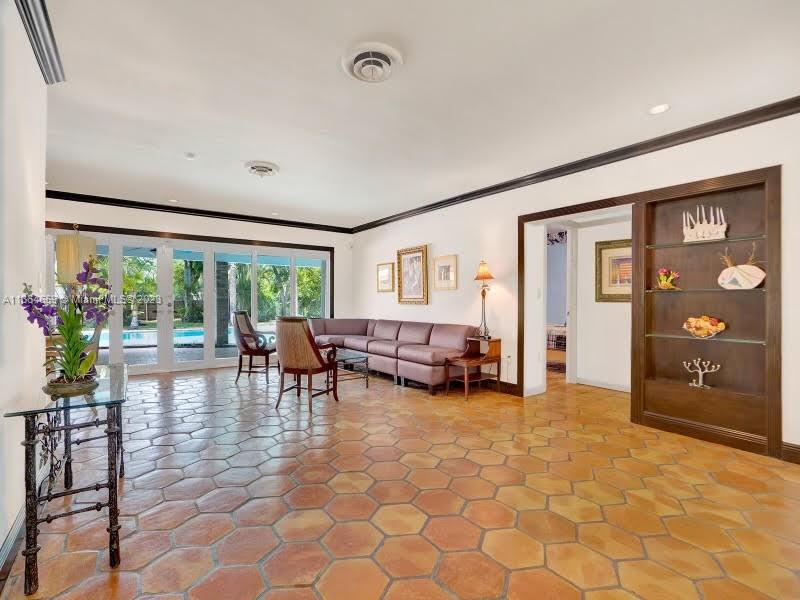 HALLMARK HGTS ESTS - Residential