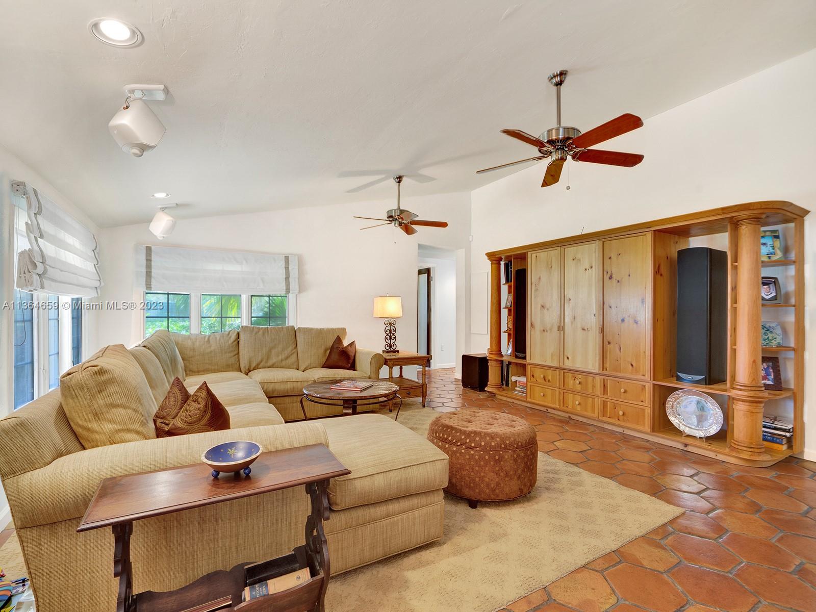 HALLMARK HGTS ESTS - Residential