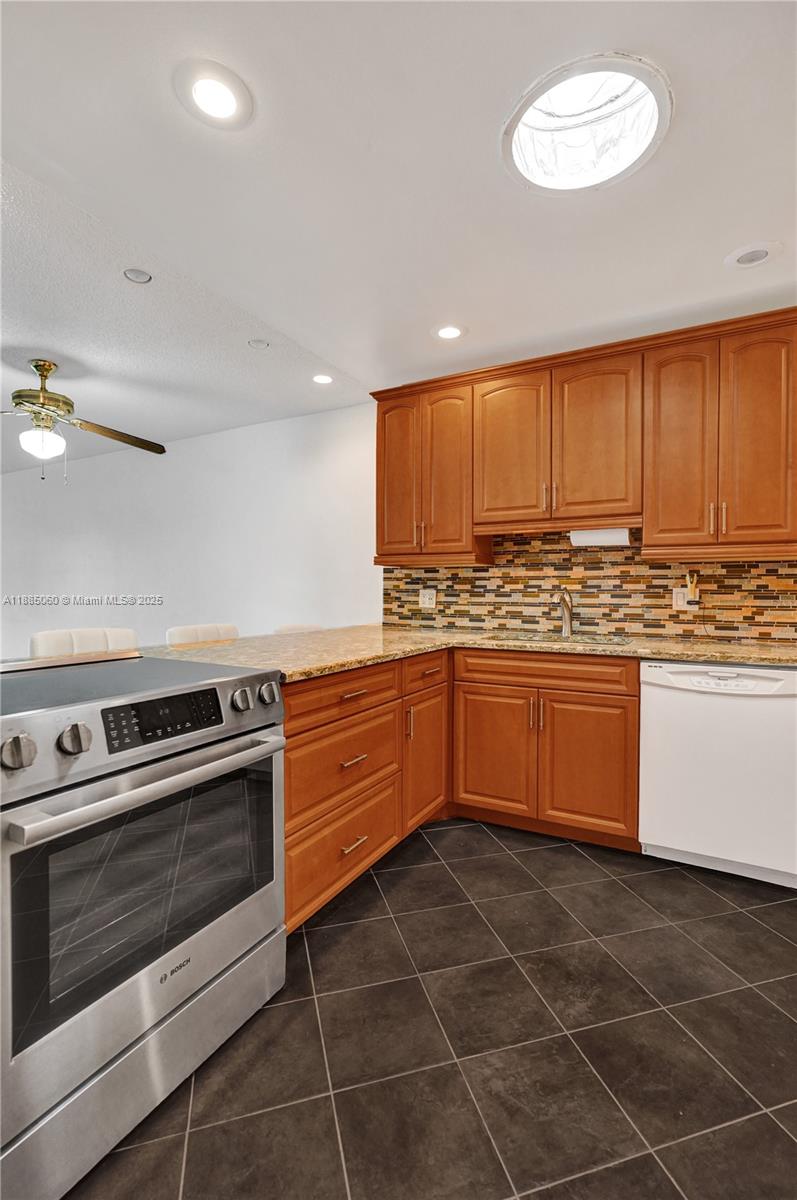 GOLDEN LAKES VILLAGE COND - Residential Lease