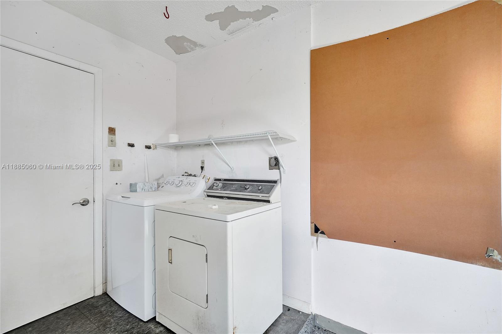 GOLDEN LAKES VILLAGE COND - Residential Lease